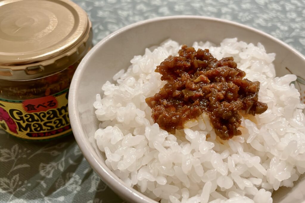 ご飯に乗せた食べるガラムマサラ